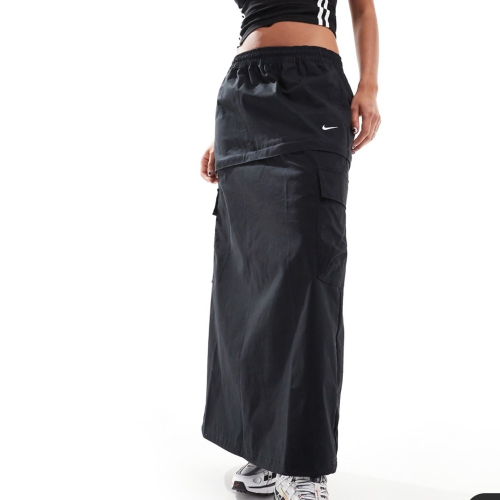 Nike Women's Sportswear Cargo Skirt
Woven 2 n 1 maxi/mini skirt with zip detail